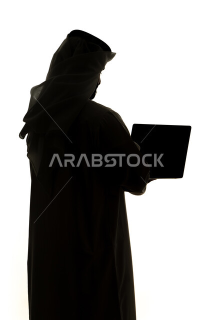 دمج التقنيات الحديثه فى الحياه اليوميه ،  تصفح الإنترنت ، إستخدام اجهزة تكنولوجيا ،صورة ظلية لرجل عربي خليجي اماراتي ، إستخدام جهاز الحاسوب المحمول ، العمل عن بعد ، التسويق الإلكتروني ، مهن ووظائف ، خلفية بيضاء