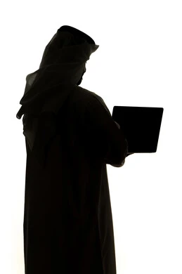 دمج التقنيات الحديثه فى الحياه اليوميه ،  تصفح الإنترنت ، إستخدام اجهزة تكنولوجيا ،صورة ظلية لرجل عربي خليجي اماراتي ، إستخدام جهاز الحاسوب المحمول ، العمل عن بعد ، التسويق الإلكتروني ، مهن ووظائف ، خلفية بيضاء