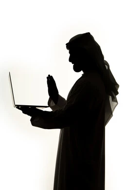 تصفح الإنترنت ، إستخدام اجهزة تكنولوجيا ،دمج التقنيات الحديثه فى الحياه اليوميه ، صورة ظلية لرجل عربي خليجي اماراتي ، إستخدام جهاز الحاسوب المحمول ، العمل عن بعد ، التسويق الإلكتروني ، مهن ووظائف ، خلفية بيضاء