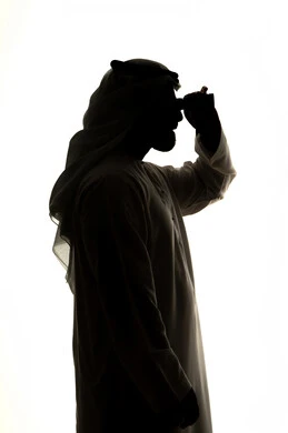 إيماءات السرور والاستمتاع، رؤية الاشياء البعيدة و تقريبها,  حب الاستكشاف و المغامرة,صورة ظلية لرجل عربي خليجي اماراتي يحمل بيده منظار ثنائي العينين و ينظر الى شيء ما ، خلفية بيضاء