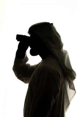 حب الاستكشاف و المغامرة, رؤية الاشياء البعيدة و تقريبها, صورة ظلية لرجل عربي خليجي اماراتي يحمل بيده منظار ثنائي العينين و ينظر الى شيء ما بإيماءات السرور والاستمتاع، خلفية بيضاء