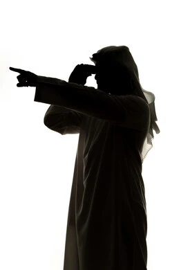 النظر الى شيء ما ، إشارات وحركات يدين تدل على هذا المكان (هنا)، تحديد موقع معين، صورة ظلية لرجل عربي خليجي اماراتي يشير بأصابعه الى هدف محدد، خلفية بيضاء