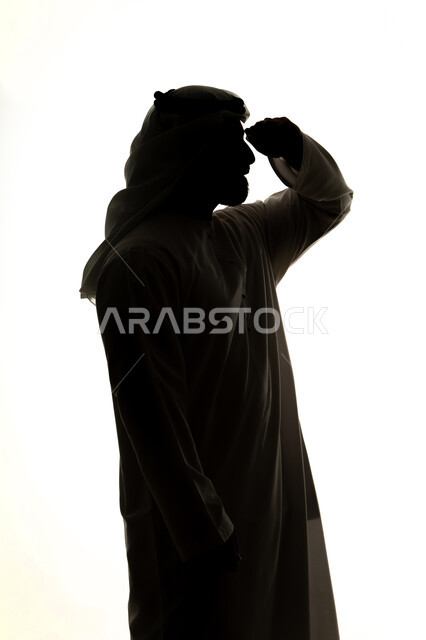 تحديد مواعيد العمل، إدارة الجداول الزمنية،  تنظيم وترتيب التوقيت، صورة ظلية لرجل عربي خليجي اماراتي يرتدي ساعة اليد ينظر اليها يقوم بمراقبة الوقت ، مشروبات ساخنة ، خلفية بيضاء