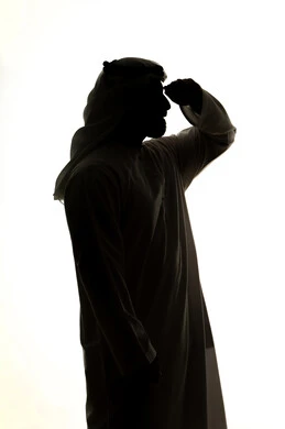 تحديد مواعيد العمل، إدارة الجداول الزمنية،  تنظيم وترتيب التوقيت، صورة ظلية لرجل عربي خليجي اماراتي يرتدي ساعة اليد ينظر اليها يقوم بمراقبة الوقت ، مشروبات ساخنة ، خلفية بيضاء