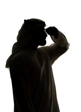 إدارة الجداول الزمنية،  تنظيم وترتيب التوقيت، صورة ظلية لرجل عربي خليجي اماراتي يرتدي ساعة اليد ينظر اليها يقوم بمراقبة الوقت ، مشروبات ساخنة ، تحديد مواعيد العمل، خلفية بيضاء