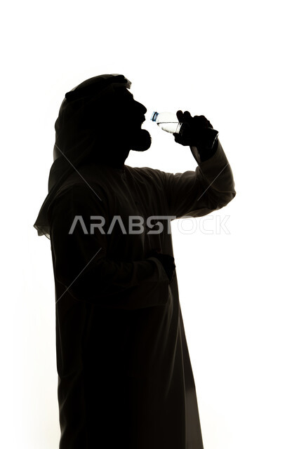 التخلص من سموم الجسم، أهمية شرب الماء النقي للمحافظة على بشرة نضرة، صورة ظلية لرجل عربي خليجي اماراتي يقوب بشرب المياه من عبوة بلاستيكية، المحافظة على سلامة الجهاز المناعي، خلفية بيضاء