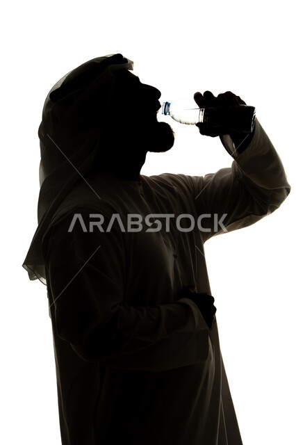 أهمية شرب الماء النقي للمحافظة على بشرة نضرة، صورة ظلية لرجل عربي خليجي اماراتي يقوب بشرب المياه من عبوة بلاستيكية، المحافظة على سلامة الجهاز المناعي، التخلص من سموم الجسم، خلفية بيضاء