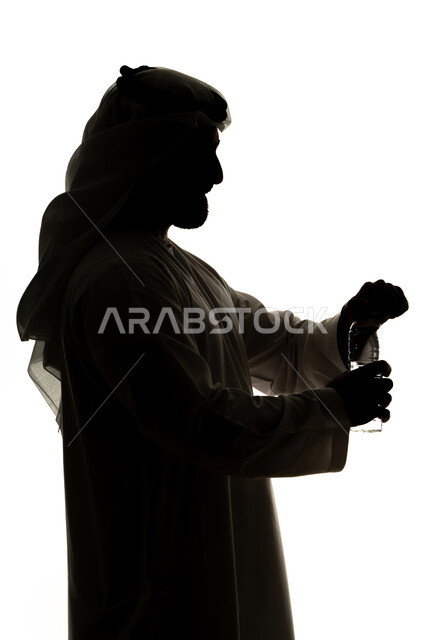 تنظيم وترتيب التوقيت، إدارة الجداول الزمنية، صورة ظلية لرجل عربي خليجي اماراتي يرتدي ساعة اليد ينظر اليها يقوم بمراقبة الوقت ، مشروبات ساخنة ، تحديد مواعيد العمل، خلفية بيضاء