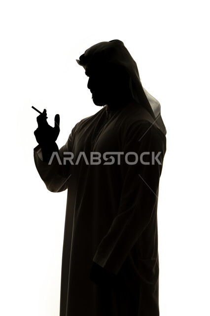 أضرار التدخين على الجسد, تعاطي مواد سامة ،صورة ظلية لرجل عربي خليجي اماراتي ، تدخين السيجارة ، الإدمان على التبغ والسجائر ، عادات سلوكية ضارة ، خلفية بيضاء