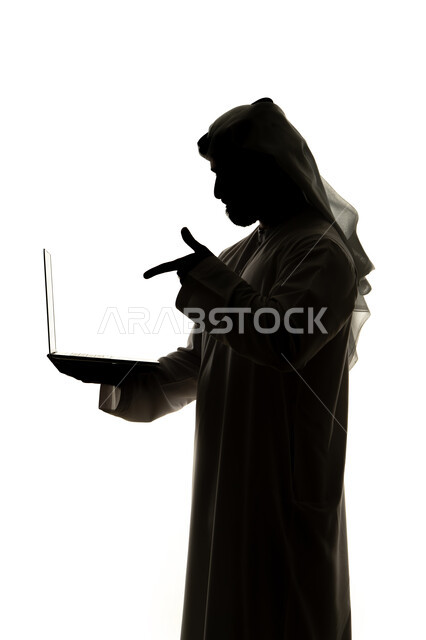 دمج التقنيات الحديثه فى الحياه اليوميه ، إستخدام اجهزة تكنولوجيا ،صوره ظلية لرجل عربي خليجي اماراتي ، إستخدام جهاز الحاسوب المحمول ، تصفح الإنترنت ، العمل عن بعد ، التسويق الإلكتروني ، مهن ووظائف ، خلفية بيضاء