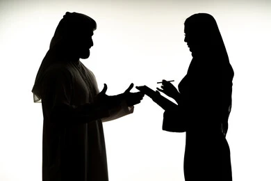 صراع اسري ،مشاكل عائلية ،  سوء تفاهم ، ازمة في العلاقات الاسرية ، صورة ظلية لزوجان عربيان خليجيان اماراتيان ، يتجادلان مع بعضهم ، شجار بين الزوجين ، خلفية بيضاء