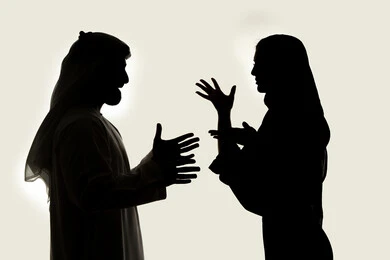 مشاكل عائلية ،  سوء تفاهم ، ازمة في العلاقات الاسرية ، صورة ظلية لزوجان عربيان خليجيان اماراتيان ، يتجادلان مع بعضهم ، شجار بين الزوجين ، صراع اسري ، خلفية بيضاء