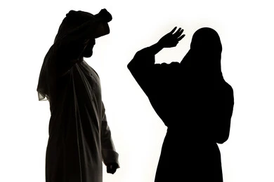 صورة ظلية لزوجان عربيان خليجيان اماراتيان ، يتجادلان مع بعضهم ،  شجار بين الزوجين ،صراع اسري ،مشاكل عائلية ،  سوء تفاهم ، ازمة في العلاقات الاسرية ،خلفية بيضاء
