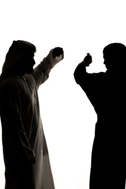 ازمة في العلاقات الاسرية ، صورة ظلية لزوجان عربيان خليجيان اماراتيان ، يتجادلان مع بعضهم ، شجار بين الزوجين ، سوء تفاهم ، مشاكل عائلية ، صراع اسري ، خلفية بيضاء