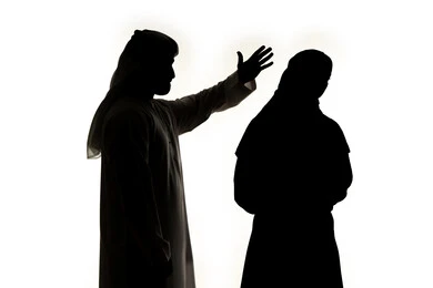 مفهوم العنف ضد المرأة، شجار بين الزوجين ، ازمة في العلاقات الاسرية، جدالات وسوء تفاهم اسري، مشاكل وصراعات عائلية، صورة ظلية لزوجان عربيان خليجيان اماراتيان ، يتشجاران مع بعضهم ، صراع اسري ،  خلفية بيضاء