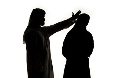 ازمة في العلاقات الاسرية، جدالات وسوء تفاهم اسري، مشاكل وصراعات عائلية، مفهوم العنف ضد المرأة، صورة ظلية لزوجان عربيان خليجيان اماراتيان ، يتشجاران مع بعضهم ، ازمة في العلاقات الاسرية ،صراع اسري ، شجار بين الزوجين ،  خلفية بيضاء