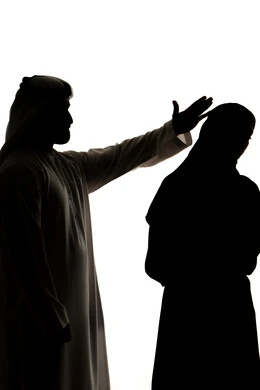 جدالات وسوء تفاهم اسري، مشاكل وصراعات عائلية،ازمة في العلاقات الاسرية، مفهوم العنف ضد المرأة، صورة ظلية لزوجان عربيان خليجيان اماراتيان ، يتشجاران مع بعضهم ، ازمة في العلاقات الاسرية ،صراع اسري ، شجار بين الزوجين ،  خلفية بيضاء