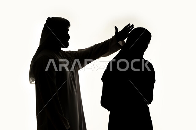 مشاكل وصراعات عائلية، جدالات وسوء تفاهم اسري، ازمة في العلاقات الاسرية، مفهوم العنف ضد المرأة، صورة ظلية لزوجان عربيان خليجيان اماراتيان ، يتشجاران مع بعضهم ، ازمة في العلاقات الاسرية ،صراع اسري ، شجار بين الزوجين ،  خلفية بيضاء