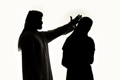 مشاكل وصراعات عائلية، جدالات وسوء تفاهم اسري، ازمة في العلاقات الاسرية، مفهوم العنف ضد المرأة، صورة ظلية لزوجان عربيان خليجيان اماراتيان ، يتشجاران مع بعضهم ، ازمة في العلاقات الاسرية ،صراع اسري ، شجار بين الزوجين ،  خلفية بيضاء