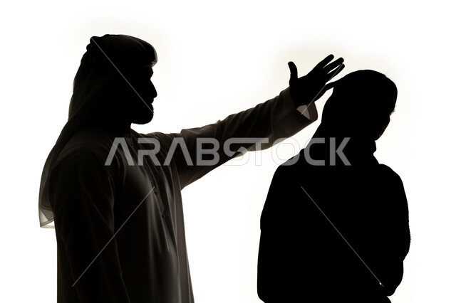 مشاكل عائلية ،سوء تفاهم ،  صورة ظلية لزوجان عربيان خليجيان اماراتيان ، يتجادلان مع بعضهم ، ازمة في العلاقات الاسرية ،صراع اسري ، شجار بين الزوجين ،  خلفية بيضاء