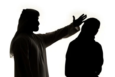 مشاكل عائلية ،سوء تفاهم ،  صورة ظلية لزوجان عربيان خليجيان اماراتيان ، يتجادلان مع بعضهم ، ازمة في العلاقات الاسرية ،صراع اسري ، شجار بين الزوجين ،  خلفية بيضاء