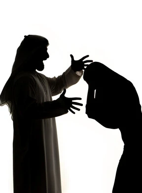 صورة ظلية لزوجان عربيان خليجيان اماراتيان ، يتجادلان مع بعضهم ، ازمة في العلاقات الاسرية ،صراع اسري ، شجار بين الزوجين ، سوء تفاهم ، مشاكل عائلية ، خلفية بيضاء