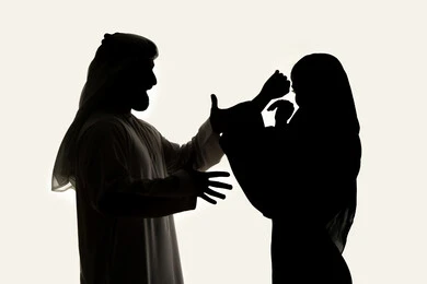 ازمة في العلاقات الاسرية ،صراع اسري ، شجار بين الزوجين ، صورة ظلية لزوجان عربيان خليجيان اماراتيان ، يتجادلان مع بعضهم ، سوء تفاهم ، مشاكل عائلية ، خلفية بيضاء ازمة في العلاقات الاسرية ،صراع اسري ، شجار بين الزوجين ، صورة ظلية لزوجان عربيان خليجيان اماراتيان ، يتجادلان مع بعضهم ، سوء تفاهم ، مشاكل عائلية ، خلفية بيضاء