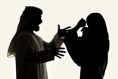 صراع اسري ، ازمة في العلاقات الاسرية ، شجار بين الزوجين ، صورة ظلية لزوجان عربيان خليجيان اماراتيان ، يتجادلان مع بعضهم ، سوء تفاهم ، مشاكل عائلية ، خلفية بيضاء