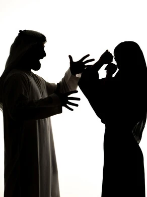 شجار بين الزوجين ،صراع اسري ، ازمة في العلاقات الاسرية ، صورة ظلية لزوجان عربيان خليجيان اماراتيان ، يتجادلان مع بعضهم ، سوء تفاهم ، مشاكل عائلية ، خلفية بيضاء