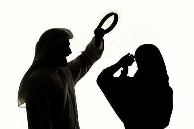 الخلافات الزوجيه، انهاء العنف ضد النساء ،مشاكل وصراعات عائلية، جدالات وسوء تفاهم اسري ، شجار بين الزوجين ، ازمة في العلاقات الاسرية،  صورة ظلية لزوجان عربيان خليجيان اماراتيان ، يتشجاران مع بعضهم ، خلفية بيضاء