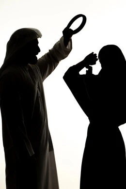 مشاكل وصراعات عائلية، جدالات وسوء تفاهم اسري ، التعرض للعنف و الضرب من قبل الرجال، شجار بين الزوجين ، ازمة في العلاقات الاسرية،  صورة ظلية لزوجان عربيان خليجيان اماراتيان ، يتشجاران مع بعضهم ،  خلفية بيضاء