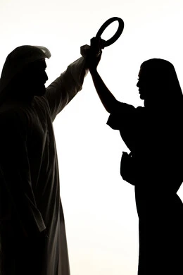 صراع اسري ، التعرض للعنف و الضرب من قبل الرجال، شجار بين الزوجين ، ازمة في العلاقات الاسرية، جدالات وسوء تفاهم اسري، مشاكل وصراعات عائلية، صورة ظلية لزوجان عربيان خليجيان اماراتيان ، يتشجاران مع بعضهم ،  خلفية بيضاء