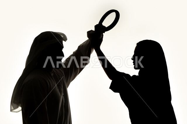 التعرض للعنف و الضرب من قبل الرجال، شجار بين الزوجين ، ازمة في العلاقات الاسرية، جدالات وسوء تفاهم اسري، مشاكل وصراعات عائلية، صورة ظلية لزوجان عربيان خليجيان اماراتيان ، يتشجاران مع بعضهم ، صراع اسري ،  خلفية بيضاء