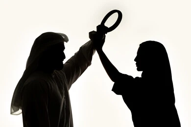 التعرض للعنف و الضرب من قبل الرجال، شجار بين الزوجين ، ازمة في العلاقات الاسرية، جدالات وسوء تفاهم اسري، مشاكل وصراعات عائلية، صورة ظلية لزوجان عربيان خليجيان اماراتيان ، يتشجاران مع بعضهم ، صراع اسري ،  خلفية بيضاء