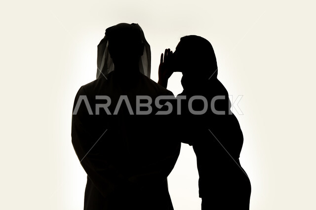 التحدث بصوت منخفض، ايماءات الانصات والتركيز بالكلام، النميمة والتحدث عن شخص ما، صورة ظلية لامراه عربيه خليجيه اماراتيه تهمس بإذن زوجها، مفهوم الكتمان وحفظ الأسرار بين الشقيقات، خلفية بيضاء