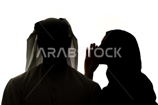 النميمة والتحدث عن شخص ما، ايماءات الانصات والتركيز بالكلام، التحدث بصوت منخفض، صورة ظلية لامراه عربيه خليجيه اماراتيه تهمس بإذن زوجها، مفهوم الكتمان وحفظ الأسرار بين الشقيقات، خلفية بيضاء