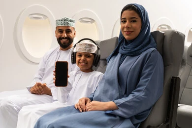 عرض شاشة فارغه سوداء بالهاتف المحمول , دمج التقنيات فى الحياه اليوميه ،الترفيه والتسليه وقضاء الاوقات داخل الطائره ، عائله عربيه خليجيه عمانية ترتدي الزي التقليدي تجلس على كراسي الطائره في رحله جويه عرض شاشة فارغه سوداء بالهاتف المحمول , دمج التقنيات فى الحياه اليوميه ،الترفيه والتسليه وقضاء الاوقات داخل الطائره ، عائله عربيه خليجيه عمانية ترتدي الزي التقليدي تجلس على كراسي الطائره في رحله جويه