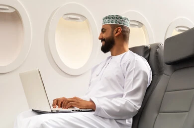 استخدام اللابتوب والعمل عن بعد, صورة من الجانب لرجل عربي خليجي عماني يرتدي الدشداشة و الكمه يجلس على المقعد فى رحله جويه يقوم بالعمل على الحاسب المحمول , تطور التكنولوجيا والأجهزة التقنية, التدريب من خلال الإنترنت, ايماءات السعاده و السرور استخدام اللابتوب والعمل عن بعد, صورة من الجانب لرجل عربي خليجي عماني يرتدي الدشداشة و الكمه يجلس على المقعد فى رحله جويه يقوم بالعمل على الحاسب المحمول , تطور التكنولوجيا والأجهزة التقنية, التدريب من خلال الإنترنت, ايماءات السعاده و السرور