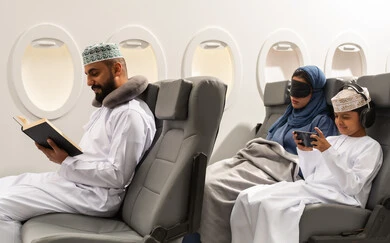 التسليه والترفيه وقضاء الاوقات السعيده خلال ركوب الطائره, عائله عربيه خليجيه عمانيه ترتدي الزي التقليدي يجلسون على مقاعدهم فى رحله جويه, ولد خليجي يقوم بالعب على الهاتف المحمول بجانب والدته , رجل عربى خليجي عماني يقوم بقراءة كتاب بايماءات التركيز التسليه والترفيه وقضاء الاوقات السعيده خلال ركوب الطائره, عائله عربيه خليجيه عمانيه ترتدي الزي التقليدي يجلسون على مقاعدهم فى رحله جويه, ولد خليجي يقوم بالعب على الهاتف المحمول بجانب والدته , رجل عربى خليجي عماني يقوم بقراءة كتاب بايماءات التركيز