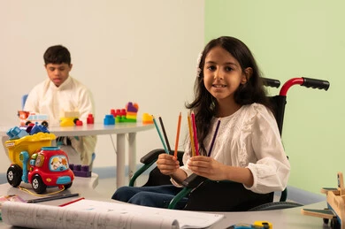 تنمية المهارات الفنيه في الروضات السعودية،تعابير التركيز والاستمتاع ،مفهوم الاهتمام بالهوايات،  قضاء اوقات ممتعه ،ولد سعودي مصاب بمتلازمه داون يقوم باللعب بالمكعبات ، بنت عربيه عمانيه ترتدي الزي الكاجوال تقوم بالرسم والتلوين