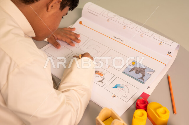 تعابير السعاده والسرور،ولد سعودي مصاب بمتلازمه داون يقوم باللعب بالمكعبات،  قضاء اوقات ممتعه ،تنمية المهارات الذهنيه والفكريه في الروضات السعودية ،مفهوم الاهتمام بالهوايات