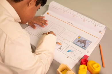 تعابير السعاده والسرور،ولد سعودي مصاب بمتلازمه داون يقوم باللعب بالمكعبات،  قضاء اوقات ممتعه ،تنمية المهارات الذهنيه والفكريه في الروضات السعودية ،مفهوم الاهتمام بالهوايات