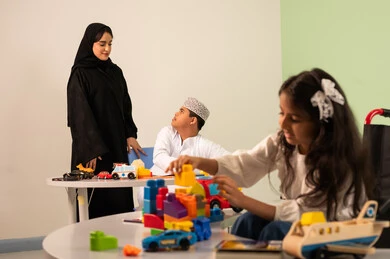 ولد سعودي مصاب بمتلازمه داون يقوم بالرسم والتلوين بالألوان برفقه معلمته، تعابير السعاده والسرور، قضاء اوقات ممتعه ،تنمية المهارات الذهنيه والفكريه في الروضات السعودية ، بنت عربية خليجية سعودية ترتدي الزي الكاجوال تجلس على كرسي متحرك وتقوم باللعب بالمكعبات ،مفهوم الاهتمام بالهوايات