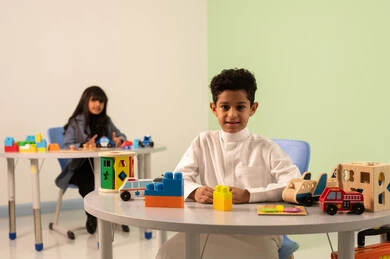 الاعتناء بمهارات الاطفال،بنت عربية خليجية عمانية ترتدي الزي الكاجوال تقوم بالمهارات والانشطه،تنمية المهارات الذهنية والفكرية ،أداء الكثير من الأنشطة الممتعة ، رياض الأطفال والحاضنات، ولد سعودي يلعب بالمكعبات الملونه