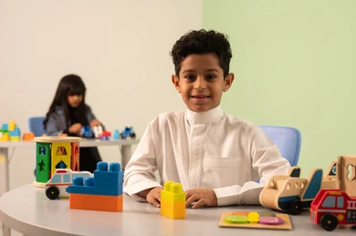 ولد سعودي يلعب بالمكعبات الملونه، بنت عربية خليجية عمانية ترتدي الزي الكاجوال تقوم بالمهارات والانشطه،تنمية المهارات الذهنية والفكرية ،أداء الكثير من الأنشطة الممتعة ، الاعتناء بمهارات الاطفال، رياض الأطفال والحاضنات