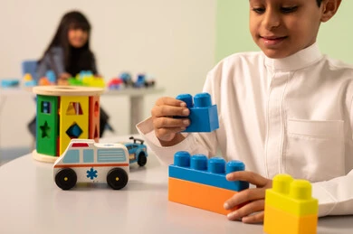 تنمية المهارات الذهنية والفكرية ، بنت عربية خليجية عمانية ترتدي الزي الكاجوال تقوم بالمهارات والانشطه،أداء الكثير من الأنشطة الممتعة ، الاعتناء بمهارات الاطفال، رياض الأطفال والحاضنات، ولد سعودي يلعب بالمكعبات الملونه