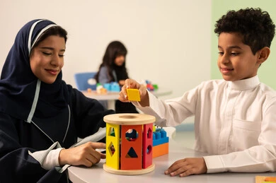 بنت عمانية تلعب بالالعاب البلاستيكيه، معلمة عربية عمانيه لرياض أطفال تختص بالاعتناء بالاطفال، رياض الأطفال والحاضنات،أداء الكثير من الأنشطة الممتعة ، ولد عربي خليجي عماني يرتدي الزي العماني التقليدي يقوم بالمهارات والانشطه برفقه معلمته