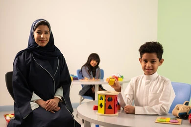 أداء الكثير من الأنشطة الممتعة ، معلمة عربية عمانيه لرياض أطفال تختص بالاعتناء بالاطفال، رياض الأطفال والحاضنات، ولد عربي خليجي عماني يرتدي الزي العماني التقليدي يقوم بالمهارات والانشطه برفقه معلمته ، بنت عمانية تلعب بالالعاب البلاستيكيه