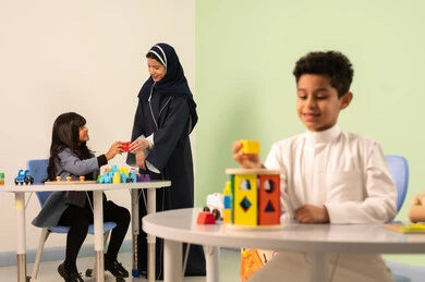 قضاء اوقات سعيدة ،معلمة عربية عمانيه لرياض أطفال تختص بالاعتناء بالاطفال ،أداء الكثير من الأنشطة الممتعة، رياض الاطفال والحاضنات ، طفلان عمانيان يقومان بالعديد من الانشطة، قضاء اوقات رائعة في مدينة الملاهي ، العاب التسلية و الترفيه ، المتعه في العطلة الصيفية