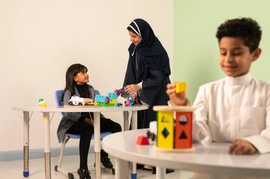 أداء الكثير من الأنشطة الممتعة، معلمة عربية عمانيه لرياض أطفال تختص بالاعتناء بالاطفال ،رياض الاطفال والحاضنات ، طفلان عمانيان يقومان بالعديد من الانشطة، قضاء اوقات رائعة في مدينة الملاهي ، العاب التسلية و الترفيه ، المتعه في العطلة الصيفية